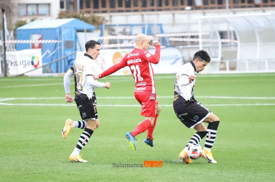 Garay corta un balón en el partido contra el Zamora