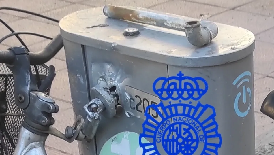 Detalle de los daños en la base y barra con la que actuó el individuo