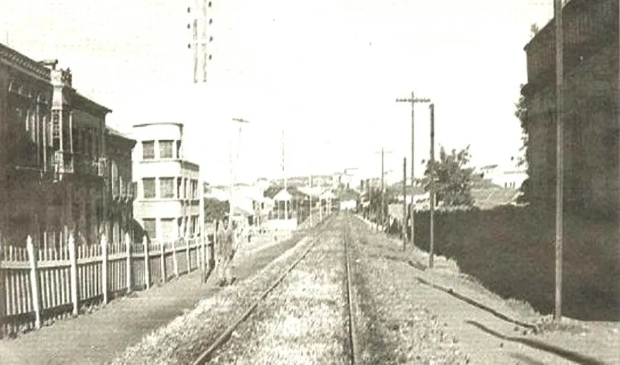 Cuando la vía férrea atravesaba la avenida de Portugal