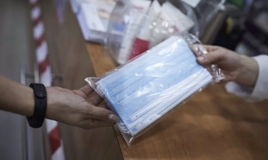 Este envío de mascarillas quirúrgicas se suma a otros que ha venido realizando el Ayuntamiento desde el inicio de la pandemia. Foto EP