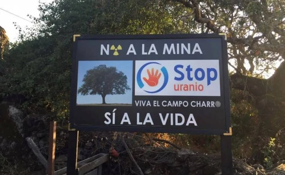Uno de los carteles que se pueden ver en la comarca contra este proyecto minero