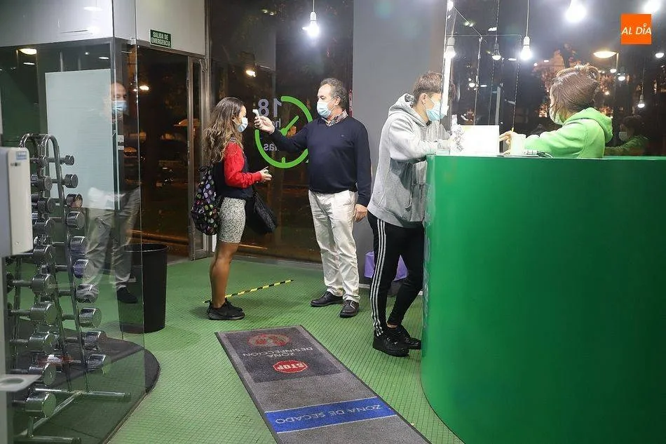 Controles de prevención de covid-19 en un gimnasio salmantino - Archivo