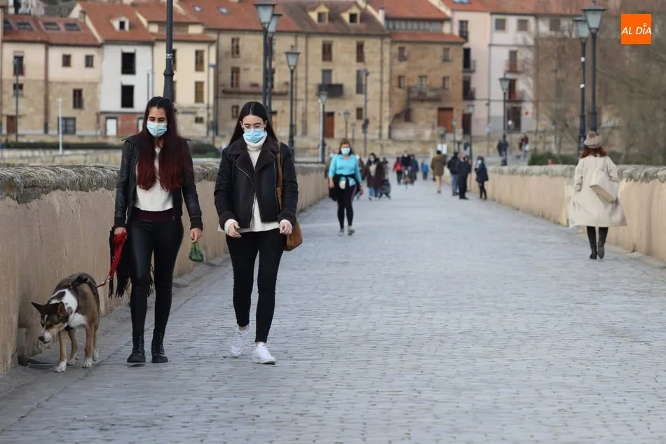 La subida de temperaturas llena las inmediaciones del Puente Romano 