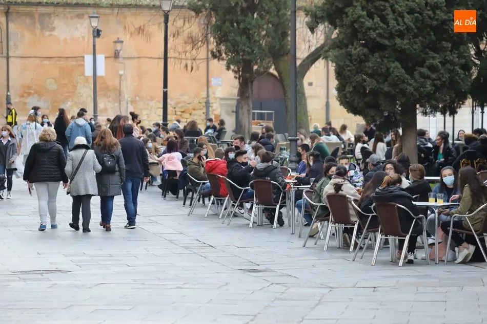Numeroso público acude a las terrazas en la tarde de hoy - Lydia González