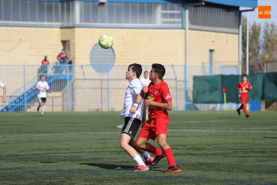 Dos jugadores pelean en el feudo charro por un balón