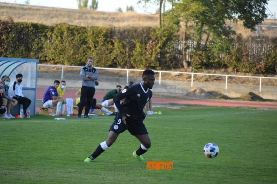Ibra Keita controla un balón con el Salamanca B / Archivo