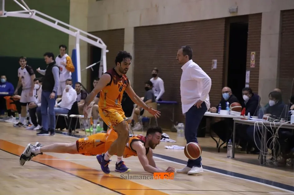 Dos jugadores del Aquimisa intentan que un balón no salga del campo / Archivo