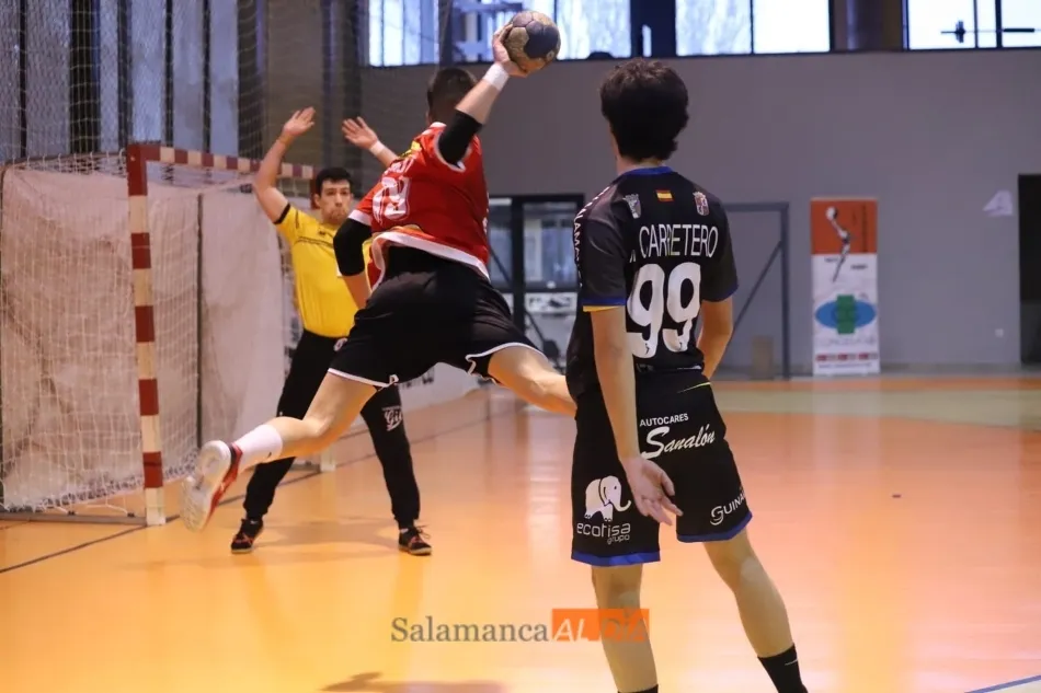 Carretero observa un tiro sobre Javi Sánchez