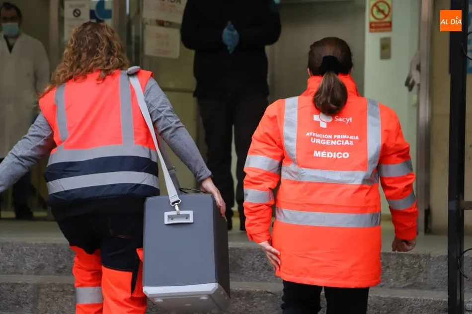 Personal sanitario transporta vacunas en Salamanca - Archivo