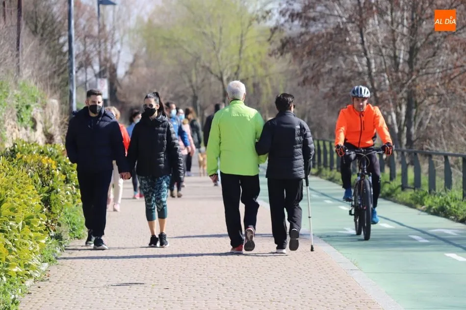 Deportistas y paseantes comparten domingo a orillas del Tormes - Lydia González