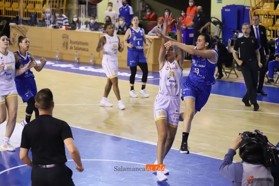 Vilaró da un pase a una compañera abierta