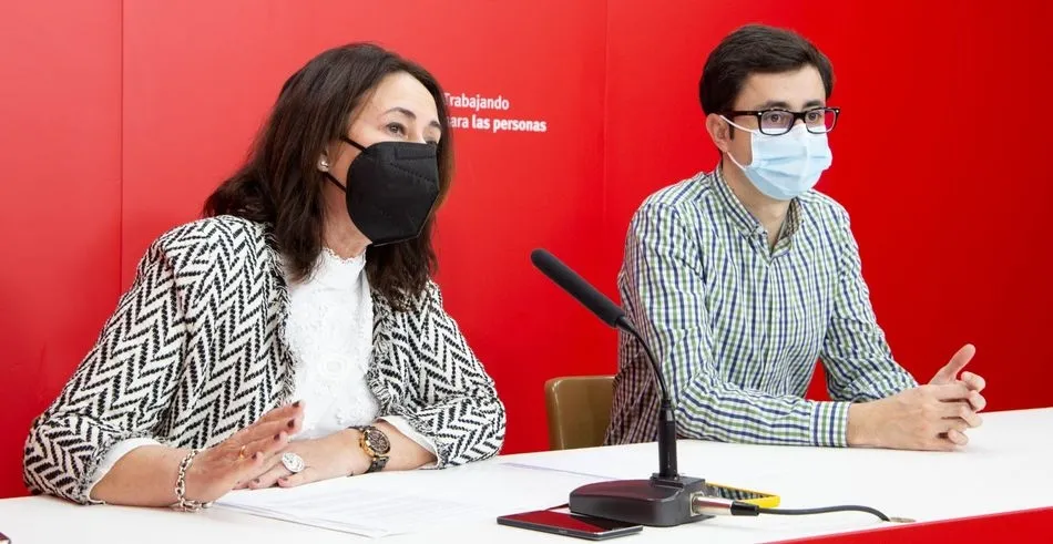 La Secretaria de Área de Coordinación de Área Metropolitana de Salamanca en la Ejecutiva provincial del PSOE de Salamanca, Rosa Rubio, y el portavoz del Grupo Municipal Socialista en el Ayuntamiento de la capital, José Luis Mateos. Foto PSOE