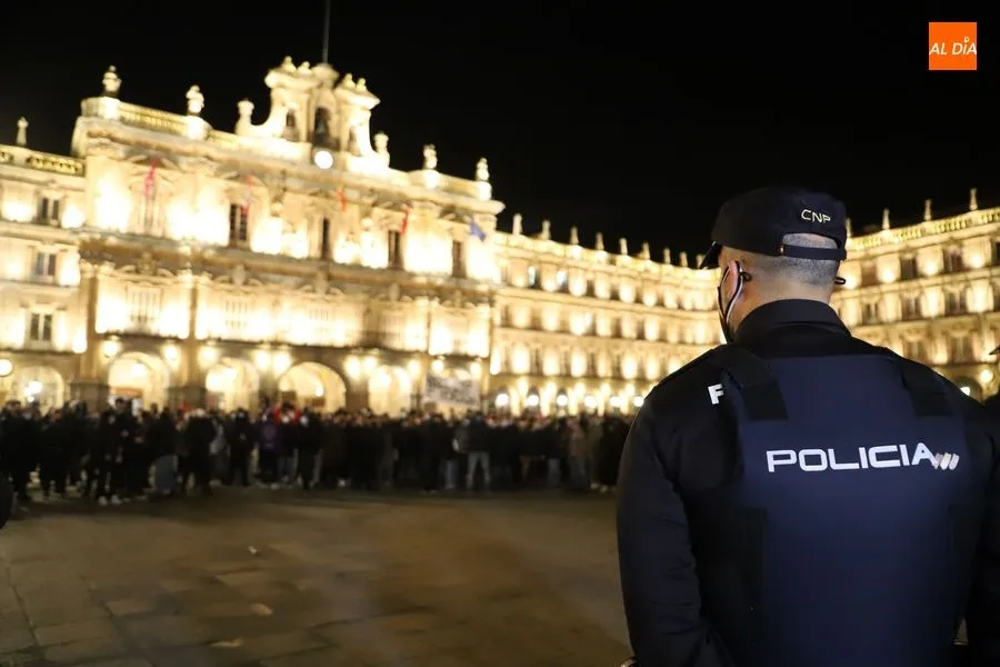 Agente de la Policía Nacional en la Plaza Mayor de Salamanca