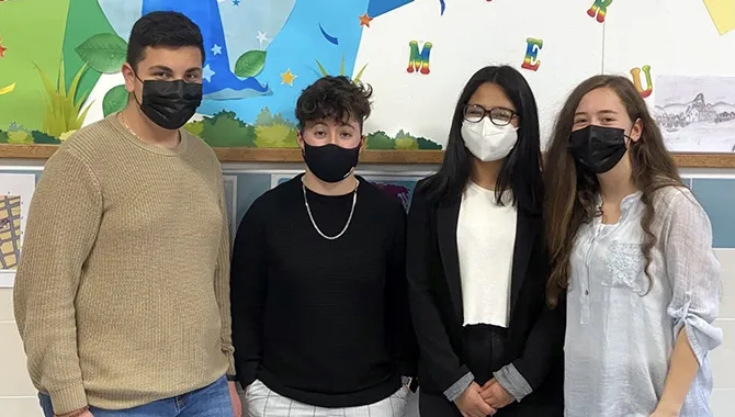 Los alumnos del colegio La EncarnaciónMitko Vasilev Stefanov, Karen Huillca Quispe, Letizia Hernández Pérez y Udane Otaola Escrig han sido galardonados con el premio del proyecto Somos Más