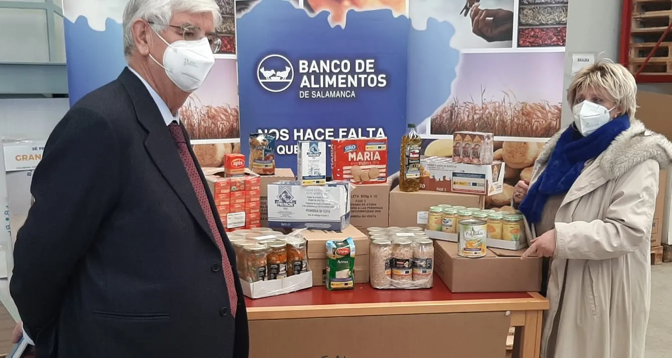 Godofredo García, presidente del Banco de Alimentos de Salamanca, junto a la subdelegada del Gobierno, Encarnación Pérez