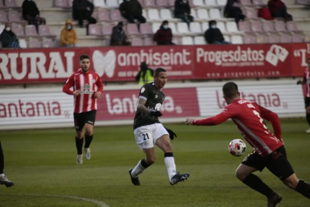 El Puma da un pase en el Ruta de la Plata