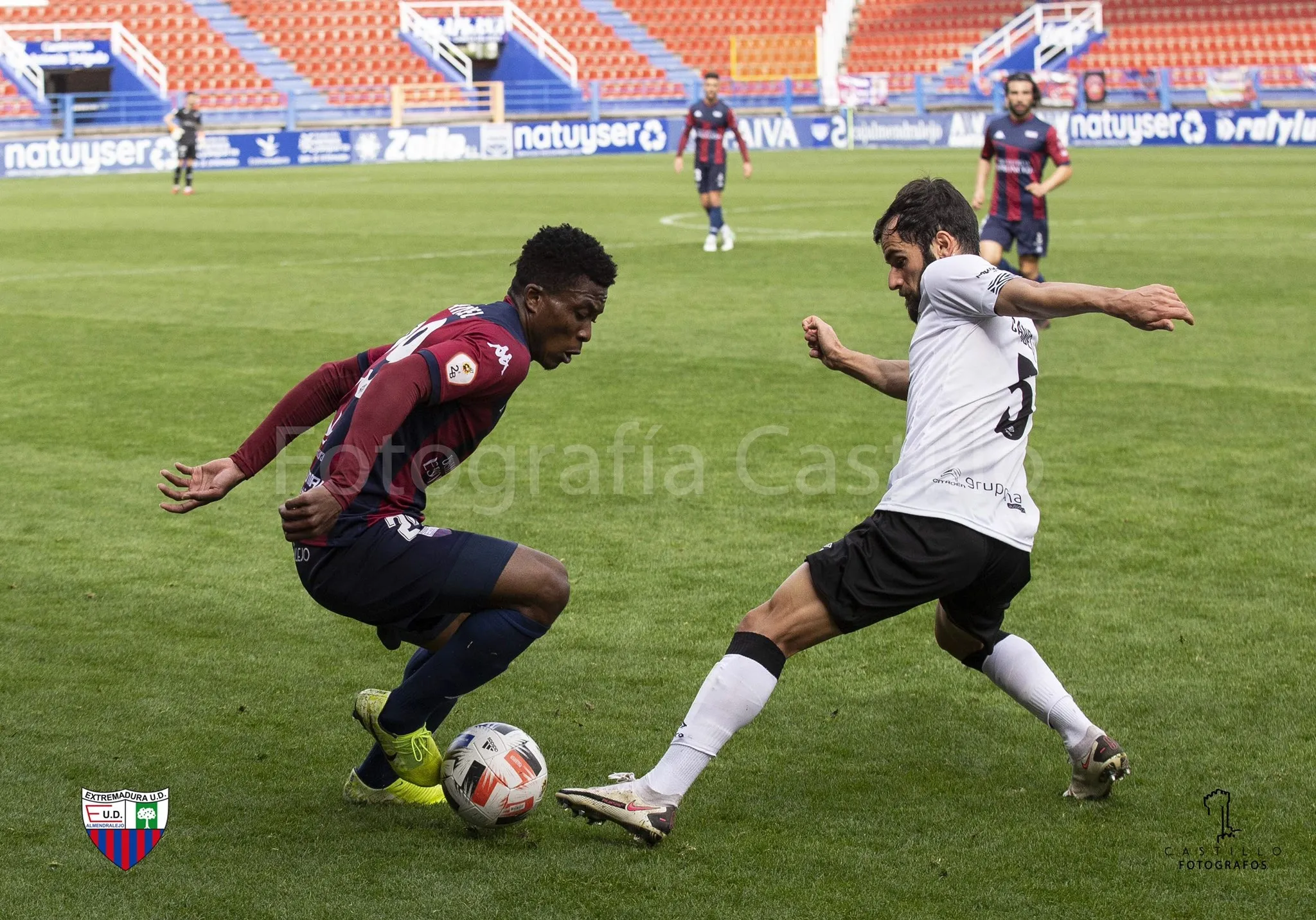 Candelas pelea por un balón ante su exequipo / Extremadura CF