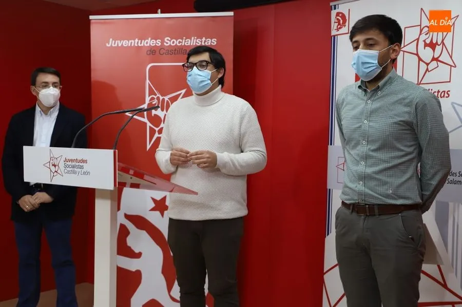 Los Secretarios Generales de las Juventudes Socialistas de Castilla y León y de Salamanca, Fran Díaz y Kevin Pérez, junto al procurador del PSOE por Salamanca, Fernando Pablos