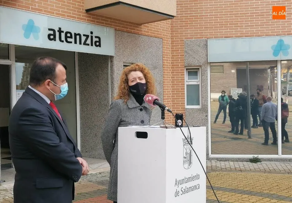 La concejala de Familia e Igualdad de Oportunidades, Ana Suárez, en su visita a las nuevas instalaciones de Teleasistencia ‘Salamanca-Atenzia’ acompañada de Pablo Benéitez, el director de la zona Noroeste de la empresa gestora de este servicio municipal