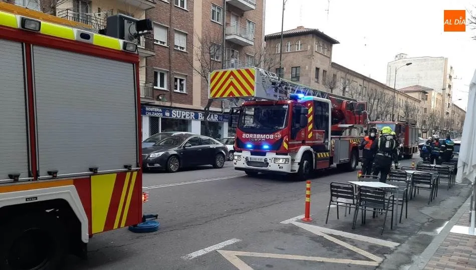 Tres dotaciones de los Bomberos en el paseo del Rollo, con motivo de este suceso