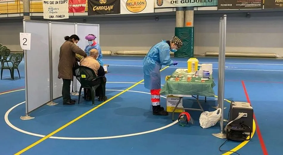Vacunación frente al coronavirus en Guijuelo. Foto de archivo