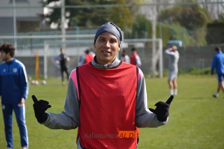 El Puma posa en el entrenamiento del Salamanca UDS
