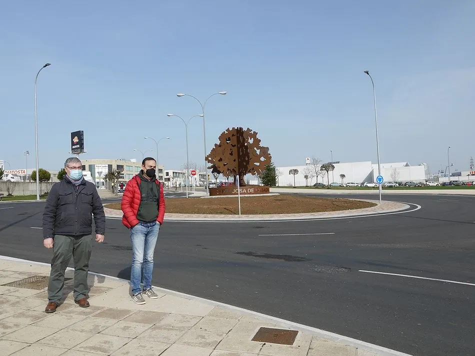 La nueva escultura en homenaje al nombre del municipio ya luce en la rotonda de acceso a Carbajosa