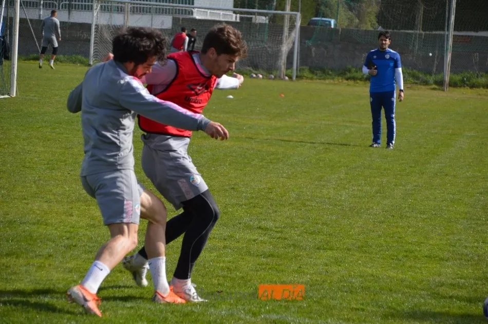 Amaro pelea con su amigo Navas por un balón en un entrenamiento