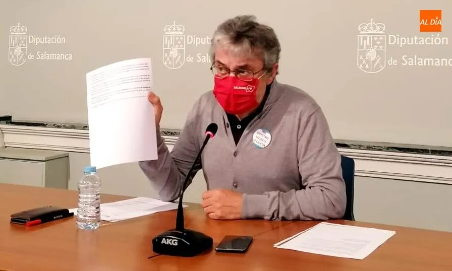 El portavoz del Grupo Socialista en la Diputación de Salamanca, Fernando Rubio, en esta rueda de prensa en la Salina. Foto de Lydia González