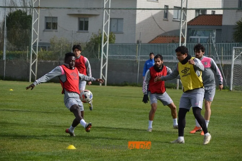 Ernest Ohemeng intenta cortar un balón / Carlos Cuervo