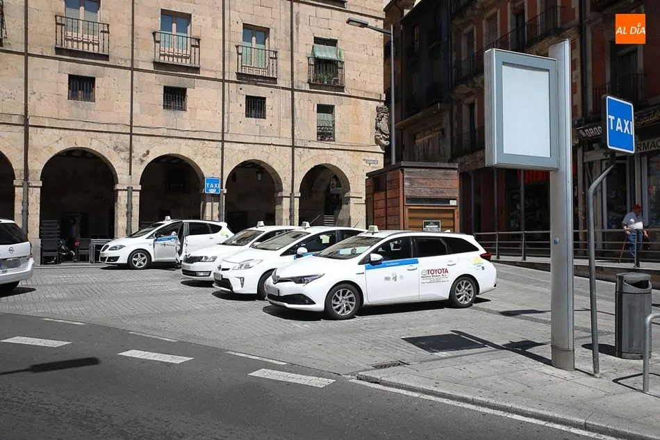 El Ayuntamiento rebaja la tasa por la reserva de espacios destinados al estacionamiento de taxis y...
