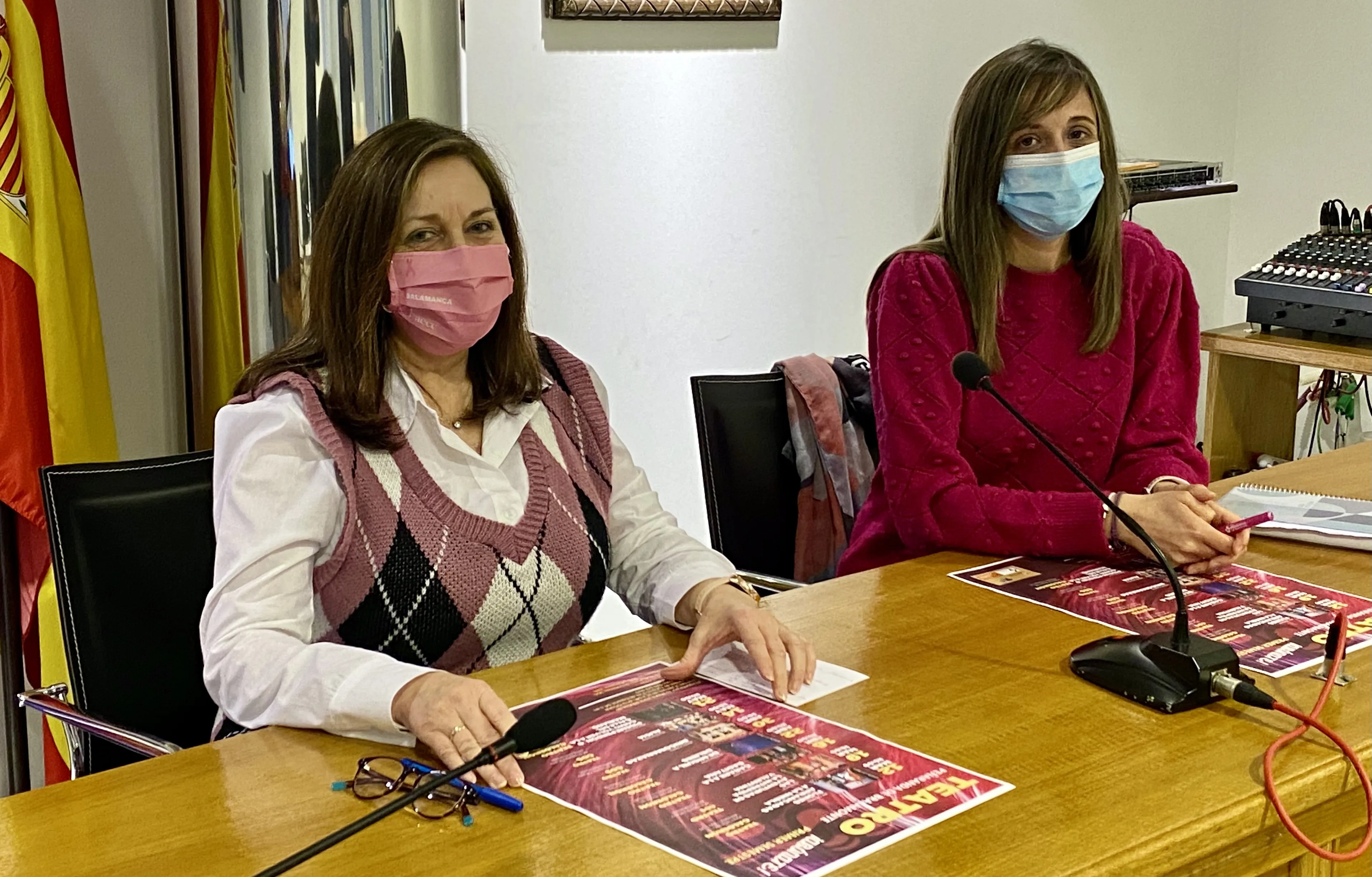 La alcaldesa de Peñaranda, Carmen Ávila, y la concejal de Cultura, Fátima Manzano, presentaban la programación teatral