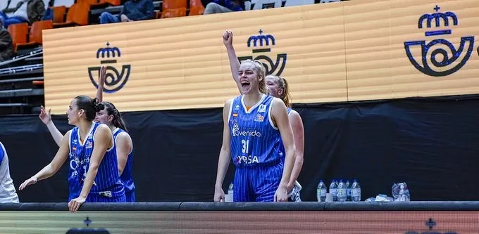 El banquillo del Avenida, durante los cuartos de final