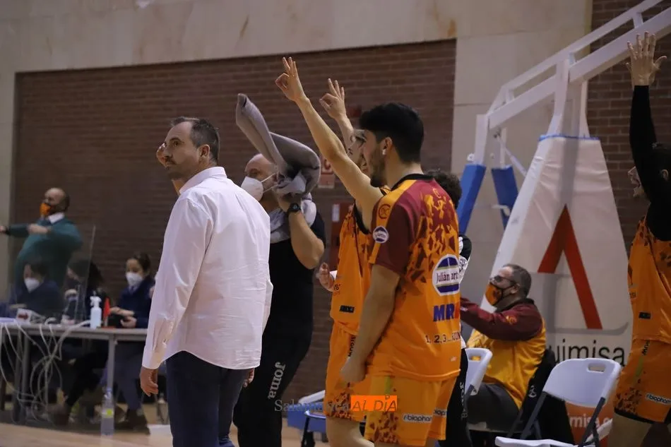 El banquillo del Aquimisa, en un encuentro, celebra una canasta