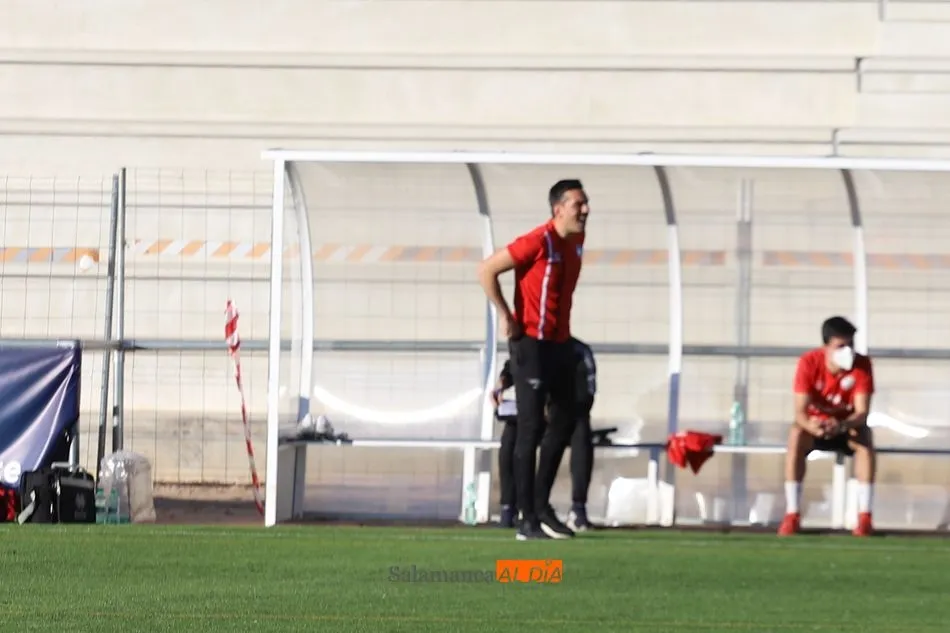 Hernán Pérez da órdenes desde la banda