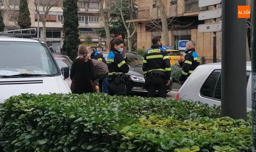 Agentes de la Policía Local junto a algunos de los implicados en este siniestro. Foto de Lydia González