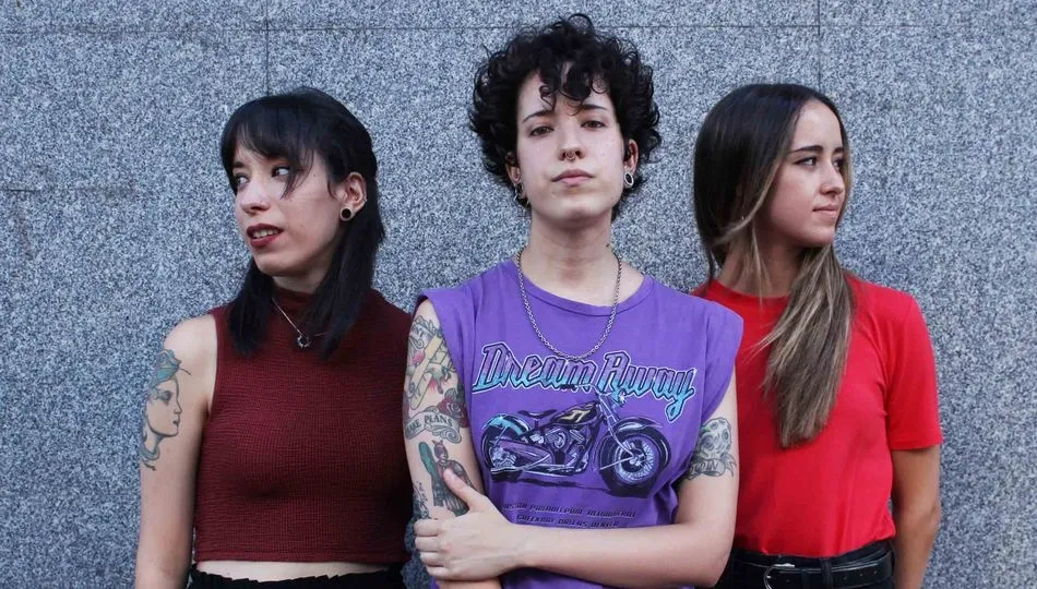Estrogenuinas es el proyecto musical de las hermanas mellizas Ángela y Carolina Álvarez junto a Paula de Rufino