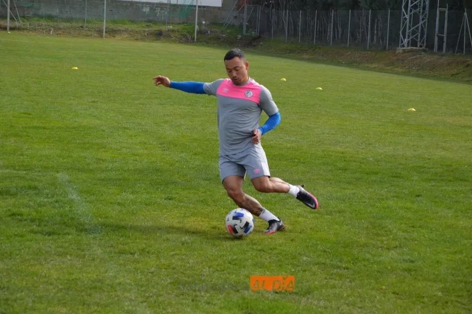 Juancho cuelga un centro / Carlos Cuervo