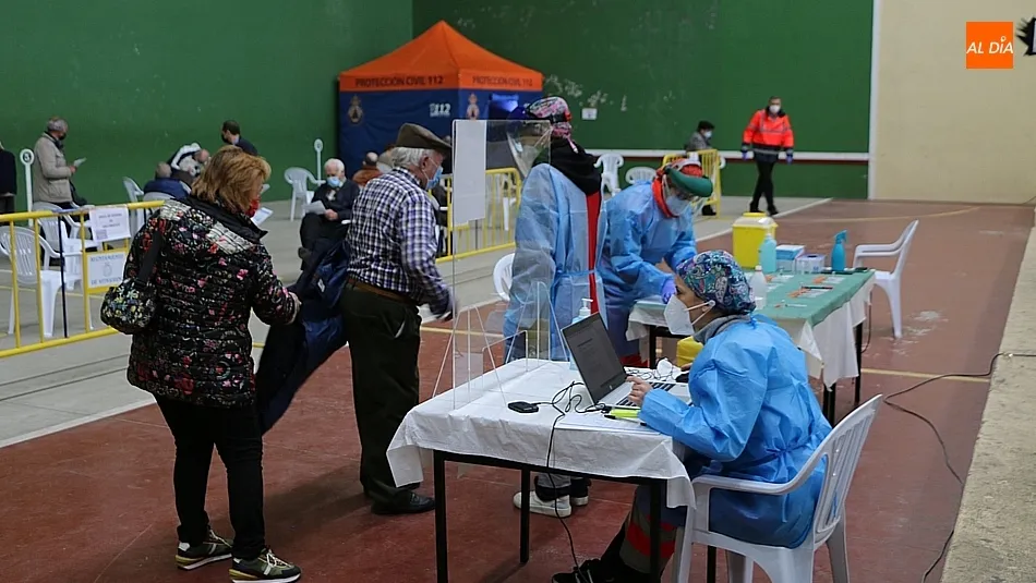 Vacunación a personas mayores de 90 años el pasado jueves, 4 de marzo, en Vitigudino / CORRAL