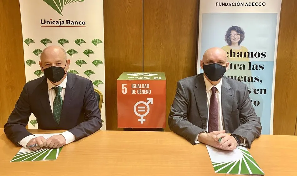 el Director  de  Relaciones Institucionales y con Grupos de Interés y Sociales de  Unicaja Banco, Fernando Ríos, y el Coordinador Regional de la Fundación Adecco, Miguel Ángel de Pedro.