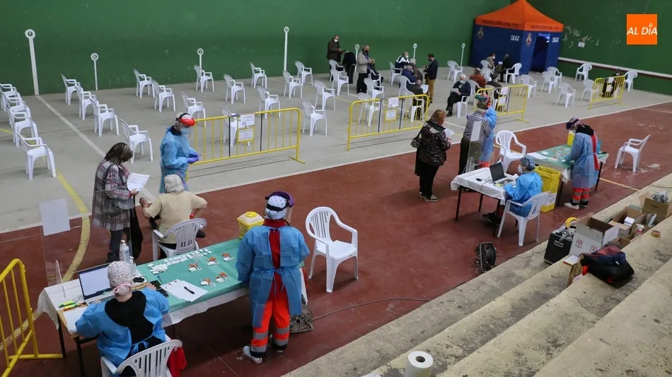 Momento de la vacunación de mayores de 90 años en Vitigudino