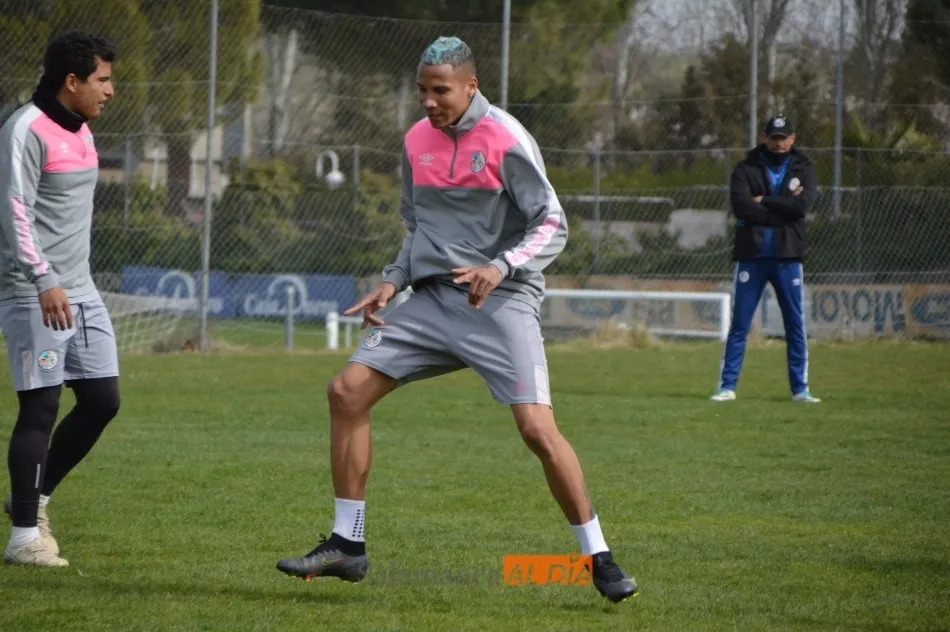 El Puma baila tras marcar un gol en un entrenamiento