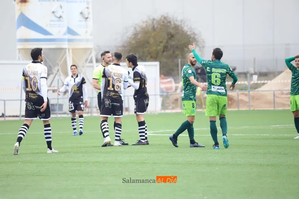 Jugadores de ambos equipos discuten con el árbitro