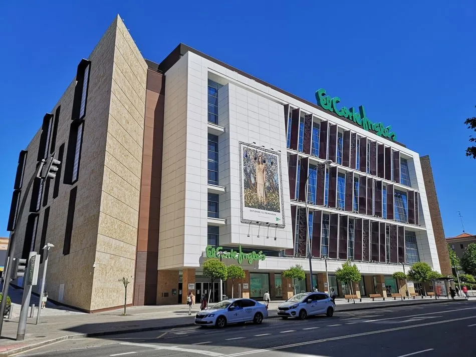 El Corte Inglés de Salamanca abre este lunes con toda su oferta comercial y las máximas medidas...