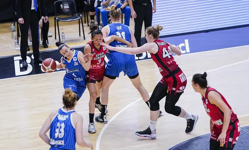 Silvia Domínguez pasa un bloqueo de Emese Hof / FEB