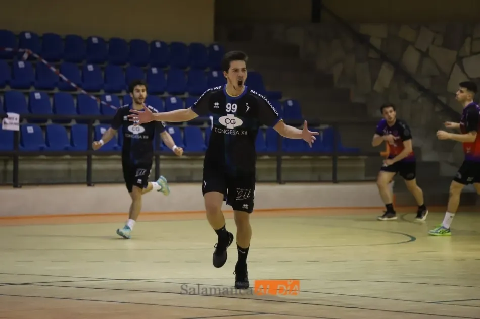 Carretero celebra un tanto de su equipo en el Río Tormes / Lydia González