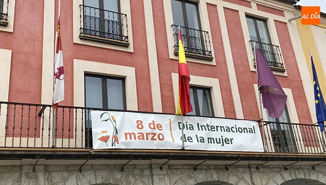 Fachada del Ayuntamiento de Peñaranda con la pancarta solidaria con el 8M