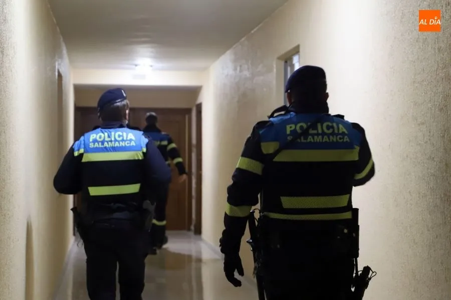 Agentes de la Policía Local investigando en un bloque de pisos - Archivo