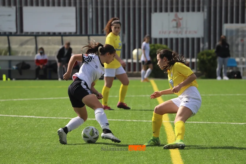 Lauris intenta marcharse de una contraria / Lydia González