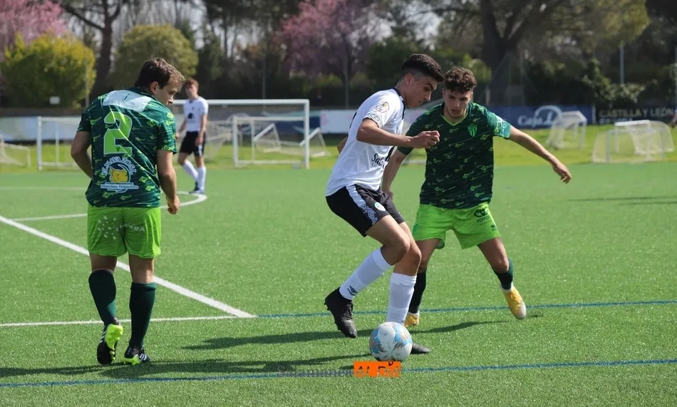Una disputa por el balón entre jugadores del Salamanca y el Guijuelo / Lydia González